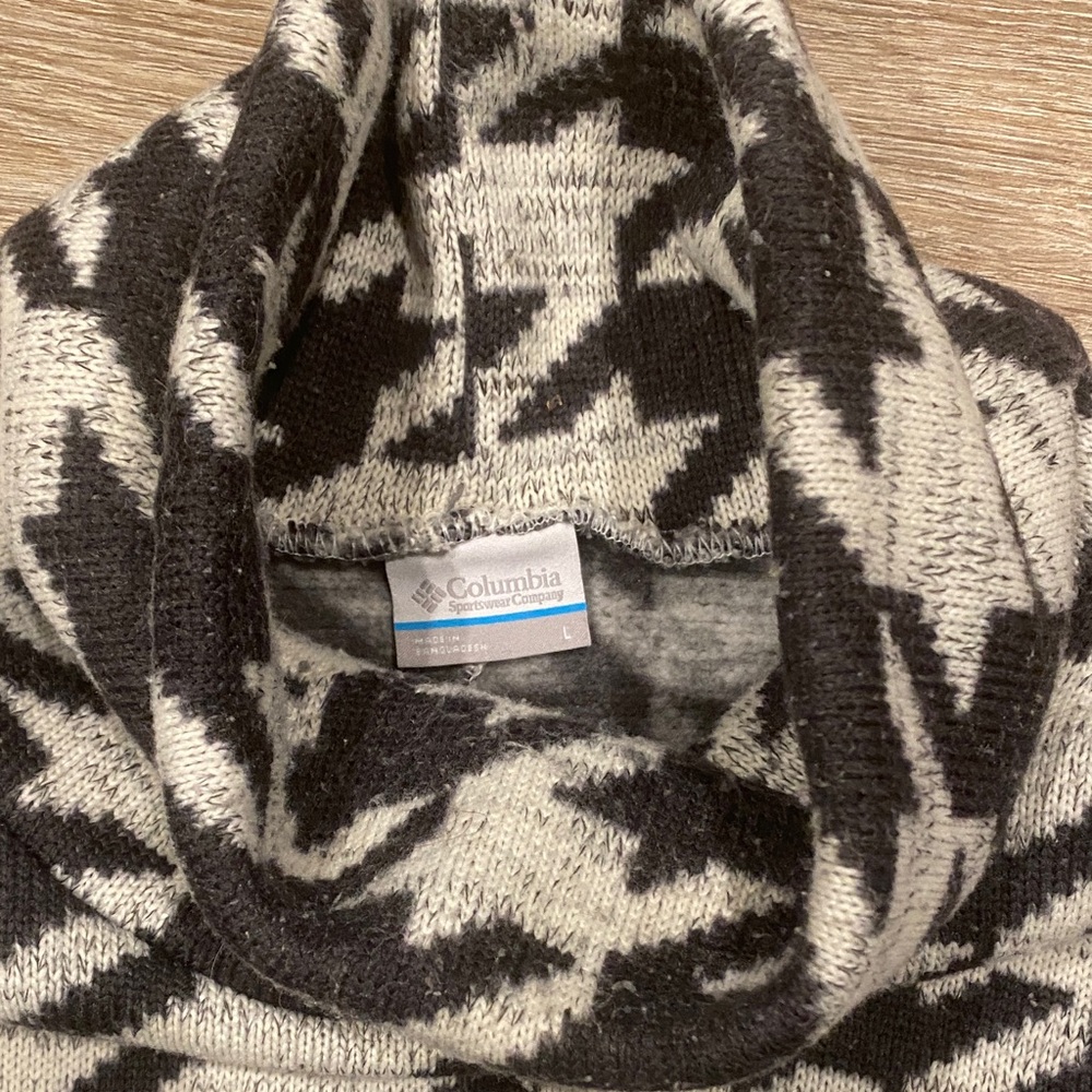 🚨 Columbia Black and White Patterned Turtleneck Sweater - Picture 2 of 5
